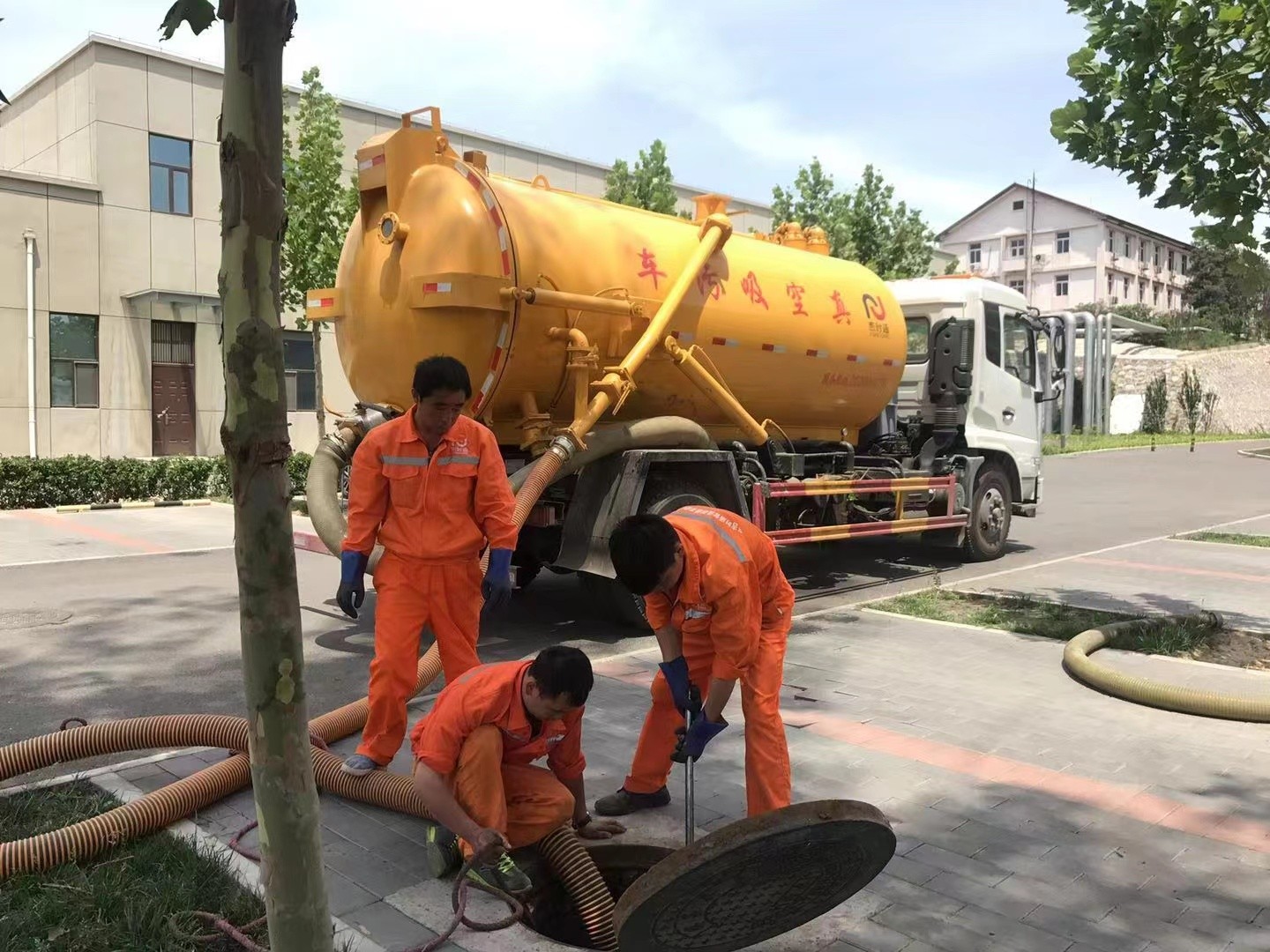 涿鹿管道疏通车停在窨井附近