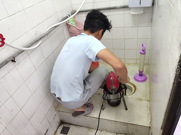 涿鹿肥皂掉到马桶里把马桶堵住了怎么办？马桶堵住了怎么办