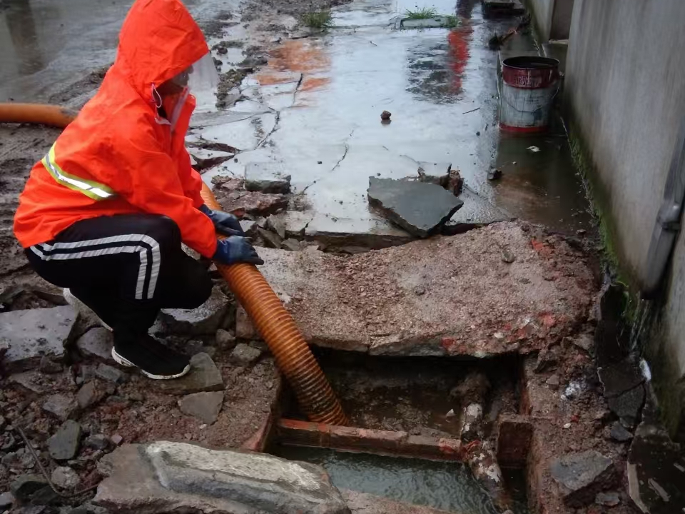 涿鹿专业清理污水池 炜誉市政以规范流程守护城市 “肠道”